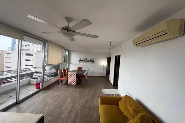 Apartamento sobre Vía Argentina